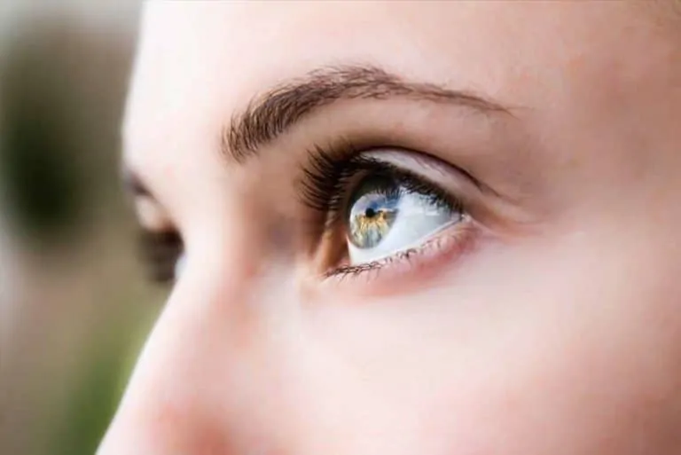 Как цветът на очите определя риска от катаракта?