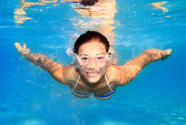 Зачервени очи след плуване в басейн – причини и решения